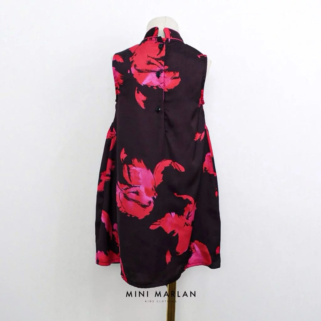 Camelia Qipao Dress – Modern Elegance in Fuchsia & Black